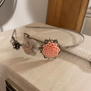 Super cute metal headband 🌸🌷